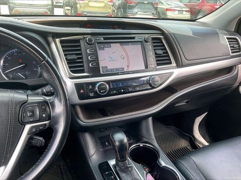 Used 2019 Toyota Highlander XLE AWD/4WD image 18