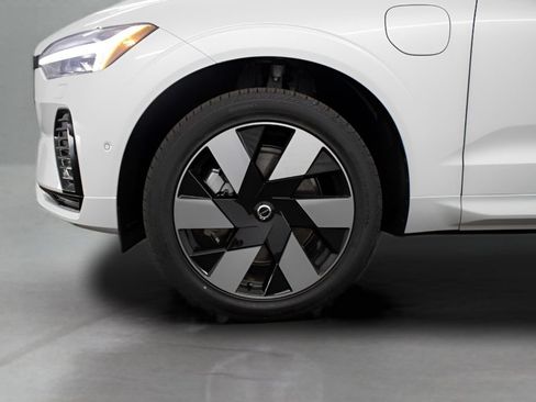Certified 2024 Volvo XC60 T8 Plus w/ Protection Package Premier AWD/4WD image 12