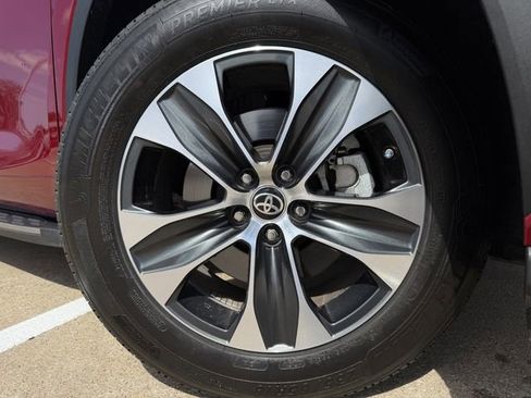 Certified 2025 Toyota Highlander XLE image 11