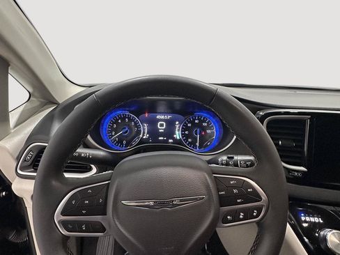 Used 2023 Chrysler Pacifica Touring-L FWD image 10