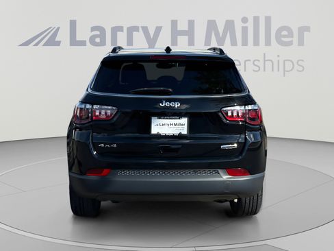 Used 2023 Jeep Compass Latitude w/ Sun and Sound Group AWD/4WD image 4