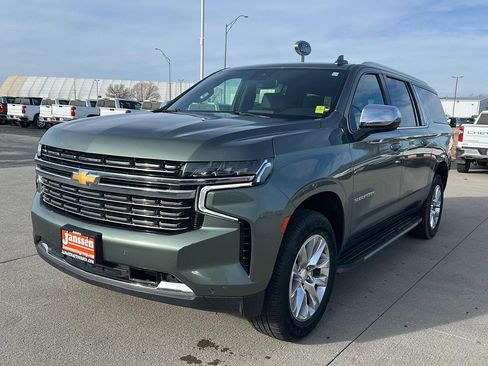 Used 2023 Chevrolet Suburban Premier image 3