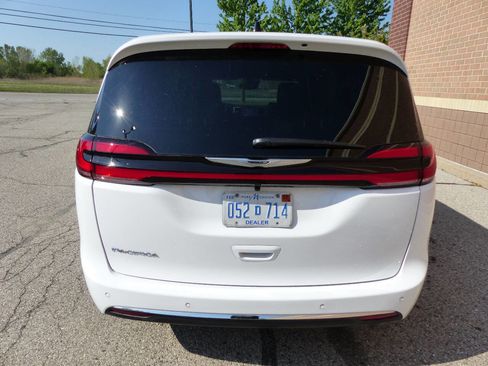 Used 2026 Chrysler Pacifica Select FWD image 8