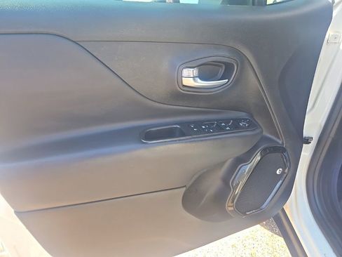 Used 2017 Jeep Renegade Altitude AWD/4WD image 10