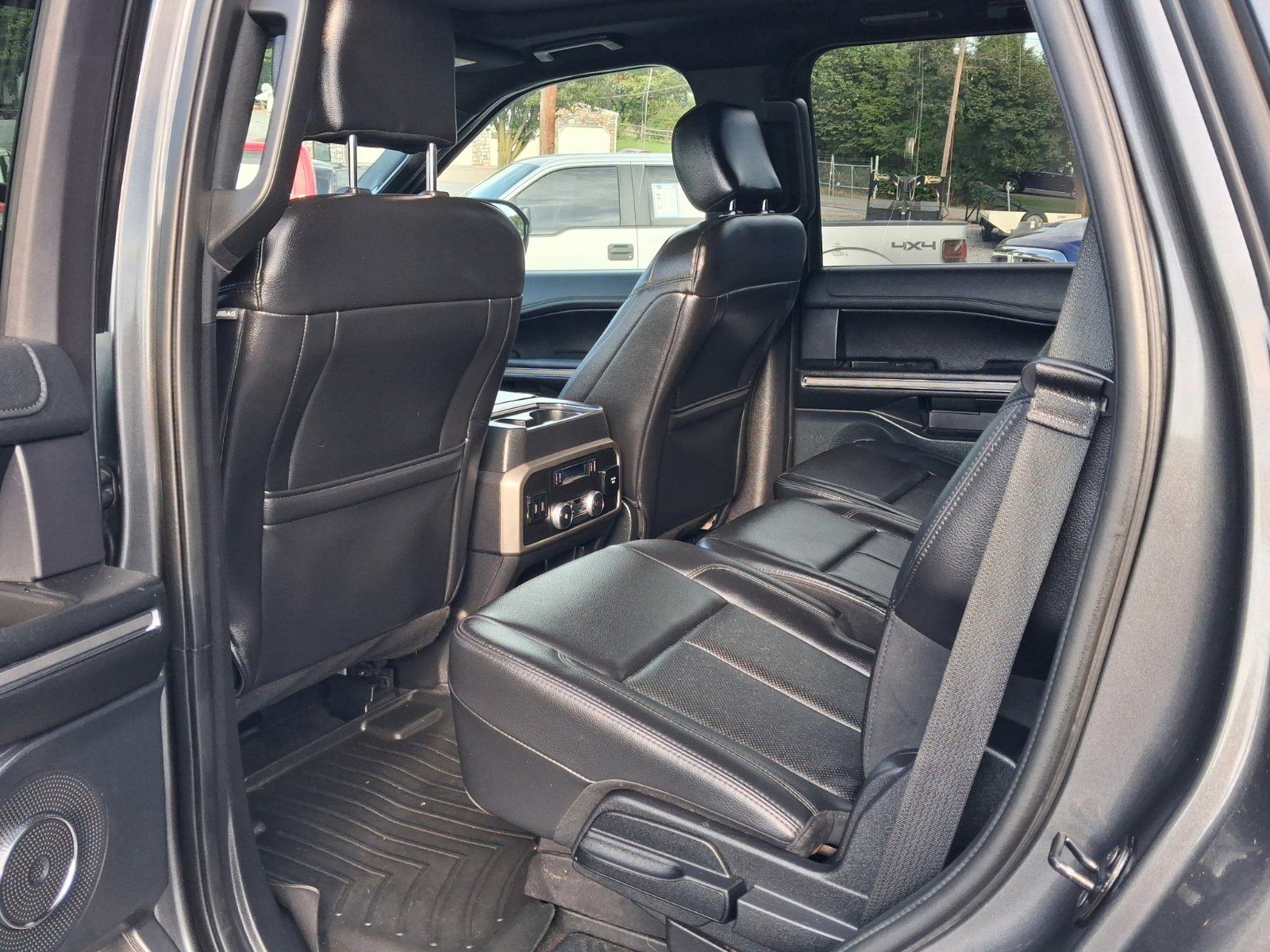 Used 2020 Ford Expedition XLT w/ Equipment Group 202A AWD/4WD image 11