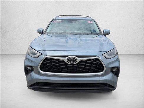 Used 2022 Toyota Highlander XLE FWD image 2