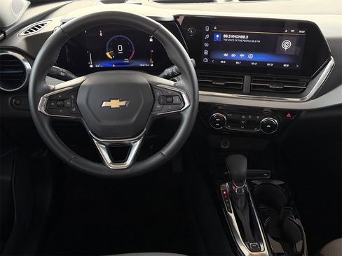 Used 2025 Chevrolet Trax LT w/ LT Convenience Package image 12