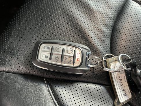 Used 2025 Chrysler Pacifica Limited image 22