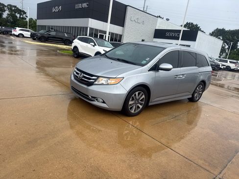 Used 2016 Honda Odyssey Touring Elite image 2