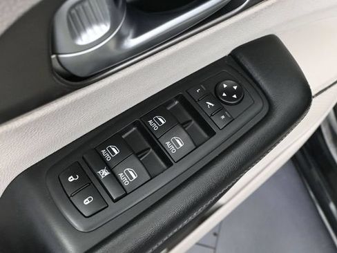 Used 2018 Chrysler Pacifica Limited FWD image 20