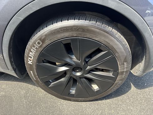 Used 2023 Tesla Model Y AWD image 28