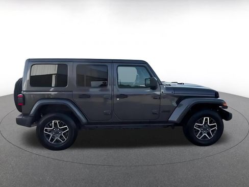 Used 2025 Jeep Wrangler Unlimited Sahara AWD/4WD image 15
