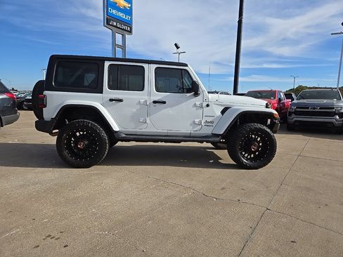 Used 2018 Jeep Wrangler Unlimited Sahara image 14