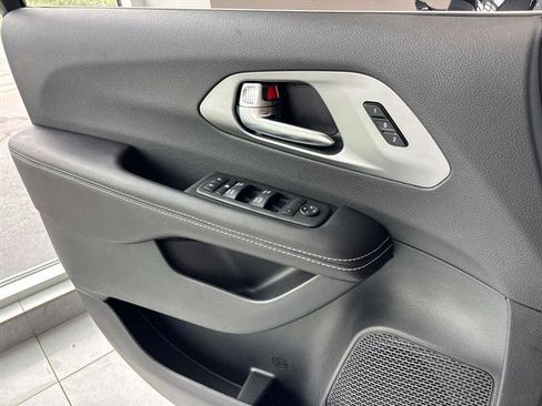 New 2027 Chrysler Pacifica Select FWD image 7