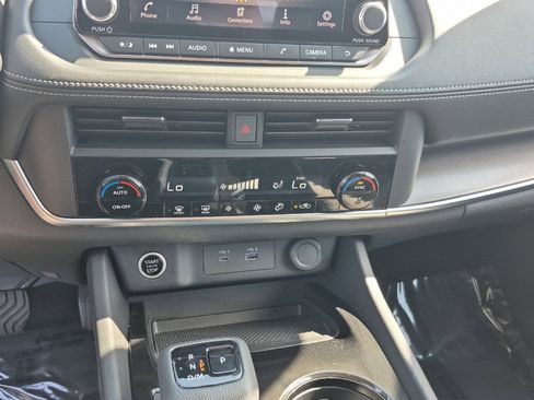 Used 2023 Nissan Rogue SV image 30