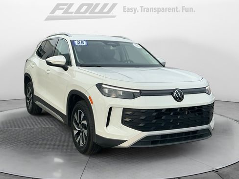 Certified 2025 Volkswagen Tiguan S image 1