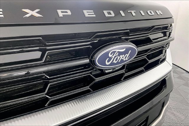 Used 2025 Ford Expedition Platinum w/ Driver's Package AWD/4WD image 32