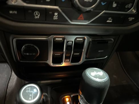 Used 2025 Jeep Wrangler Unlimited Sahara AWD/4WD image 25