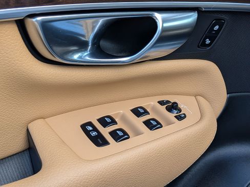 Used 2019 Volvo XC90 T6 Momentum w/ Advanced Package image 10