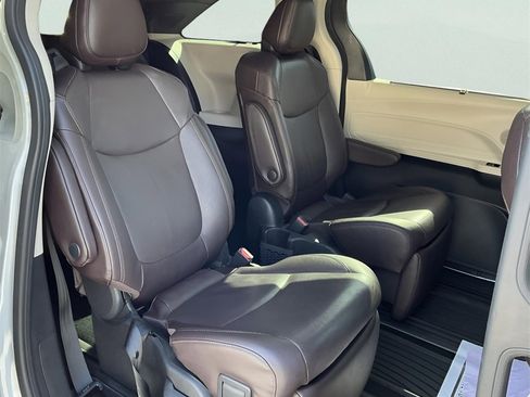Used 2021 Toyota Sienna Platinum image 19