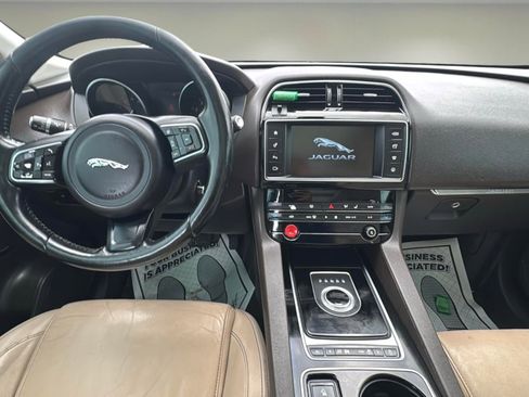 Used 2017 Jaguar F-PACE Prestige image 9