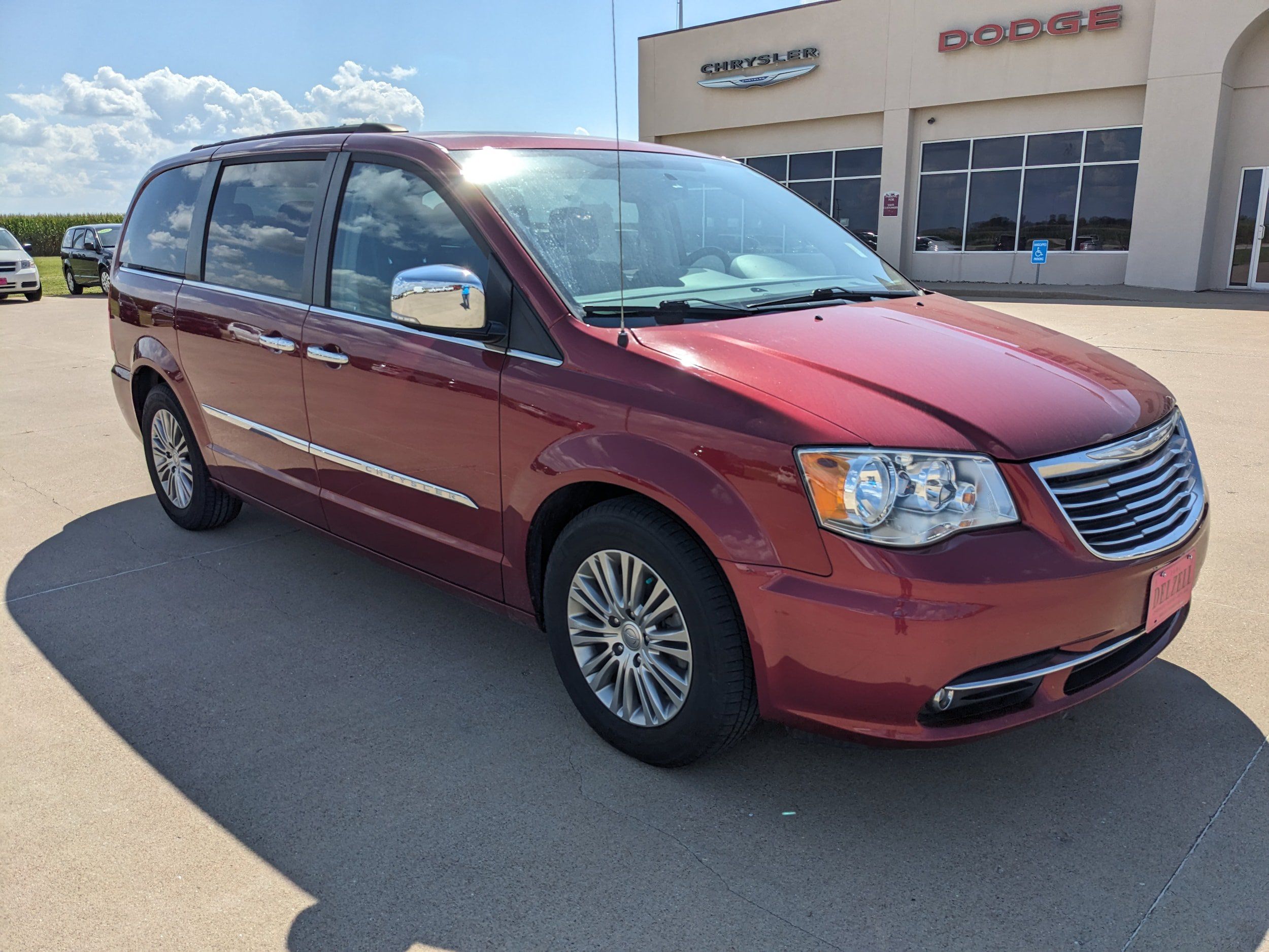 Used 2016 Chrysler Town & Country Touring-L FWD image 2