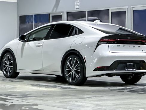 Used 2023 Toyota Prius XLE image 3