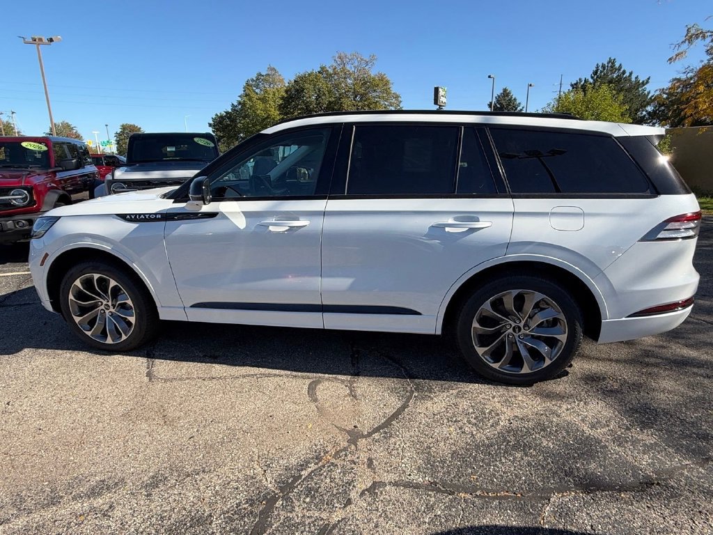 New 2027 Lincoln Aviator AWD image 3