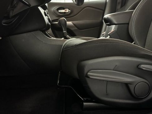 Used 2019 Jeep Cherokee Latitude w/ Popular Appearance Group image 8