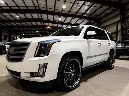Used 2017 Cadillac Escalade Premium Luxury RWD image 9