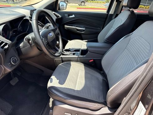 Used 2017 Ford Escape SE w/ Equipment Group 201A FWD image 9