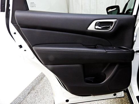 Used 2020 Nissan Pathfinder S AWD/4WD image 9