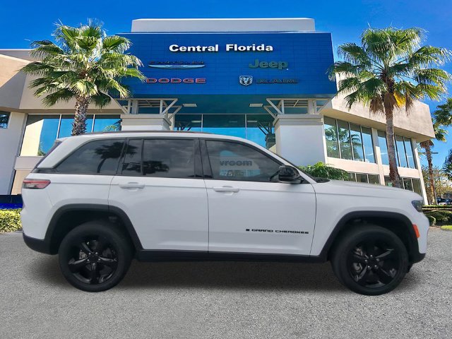 Used 2023 Jeep Grand Cherokee Altitude AWD/4WD image 4