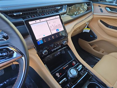 New 2025 Jeep Grand Cherokee Summit image 21