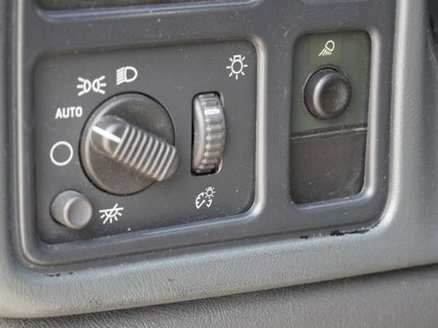 Used 2005 Chevrolet Silverado 2500 LS w/ Heavy-Duty Power Package AWD/4WD image 18