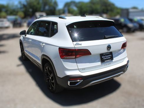 Used 2023 Volkswagen Taos SE w/ Panoramic Sunroof Package FWD image 11