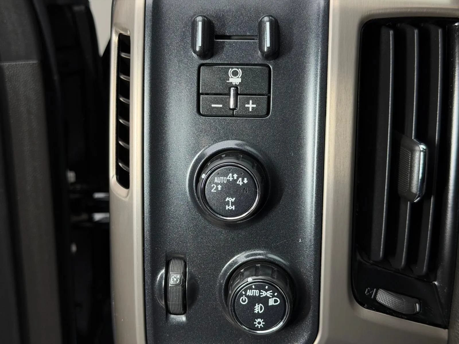 Used 2018 GMC Sierra 1500 Denali AWD/4WD image 29