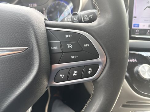 Used 2024 Chrysler Pacifica Touring-L FWD image 24