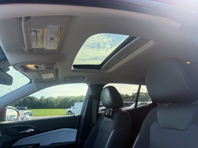Used 2024 Chevrolet Trax LT w/ Sunroof Package FWD image 4