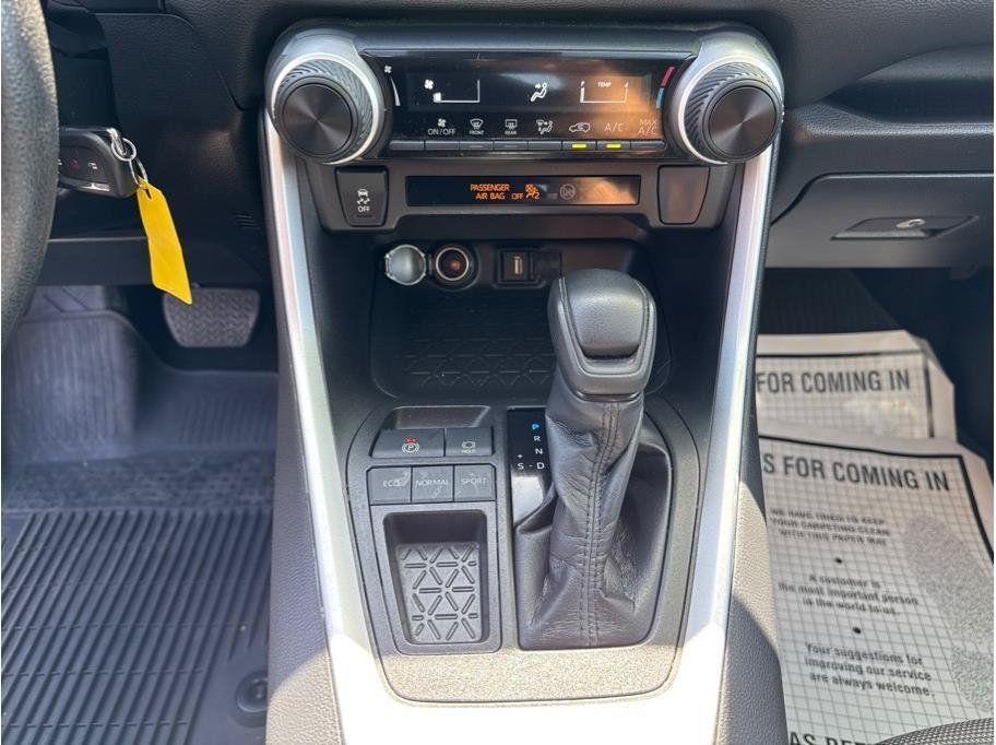 Used 2022 Toyota RAV4 LE FWD image 12