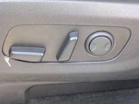 Used 2024 Kia Carnival LX image 17