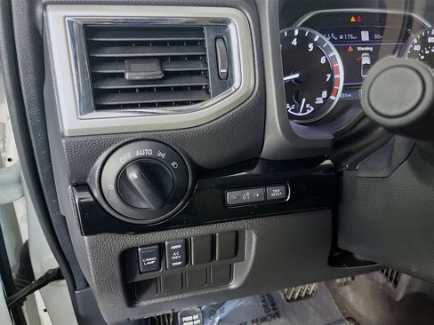 Used 2021 Nissan Titan SV w/ SV Convenience Package AWD/4WD image 13