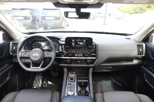 Used 2025 Nissan Pathfinder SL w/ SL Premium Package AWD/4WD image 12