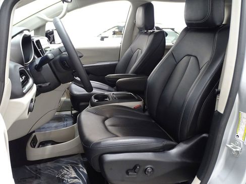 Used 2024 Chrysler Pacifica Touring-L image 10