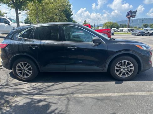 Used 2022 Ford Escape SE w/ Convenience Package FWD image 4