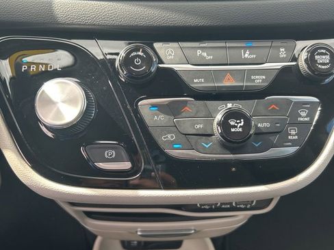 Used 2023 Chrysler Pacifica Touring-L FWD image 36