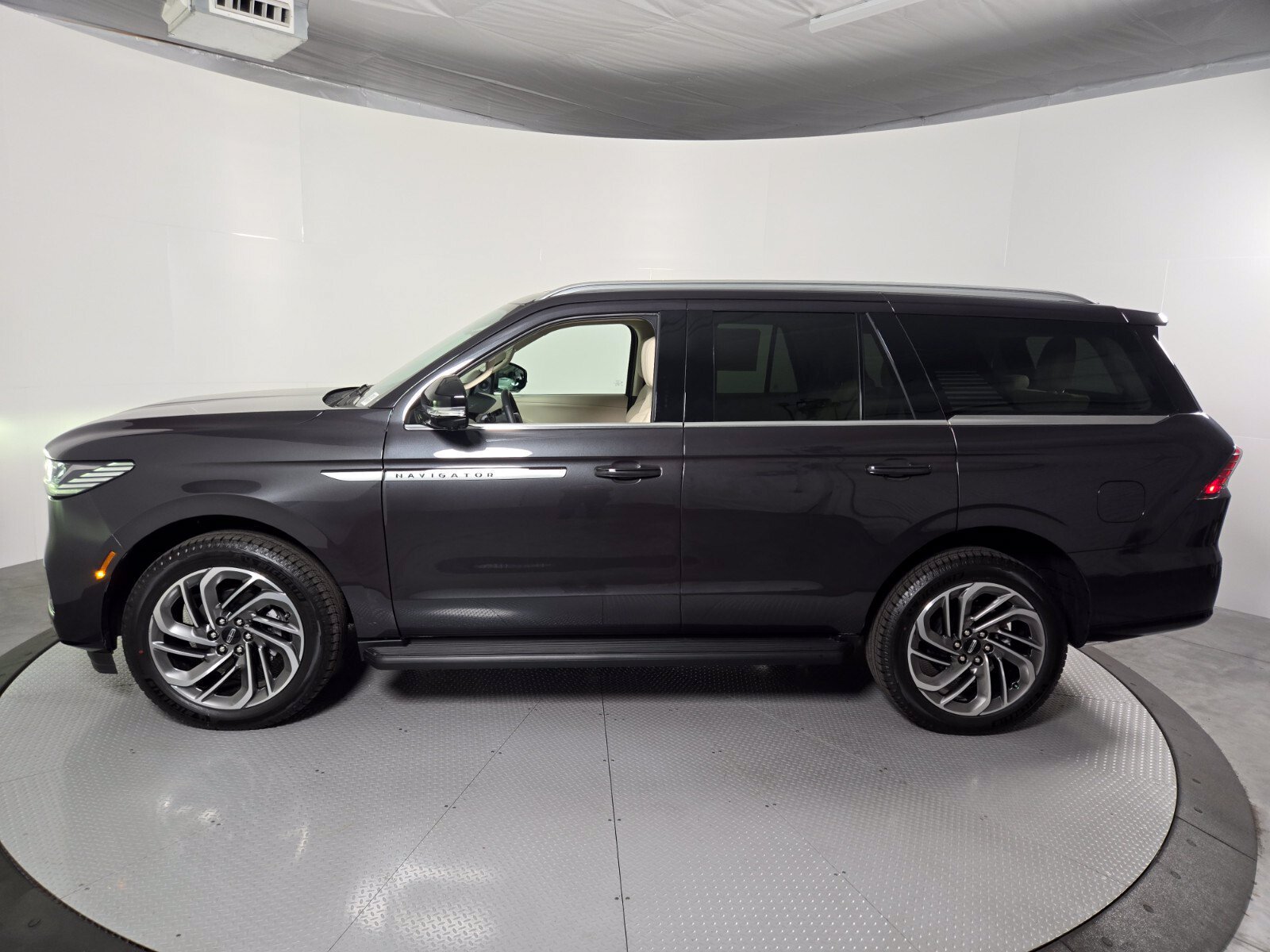 New 2027 Lincoln Navigator Premiere AWD/4WD image 8
