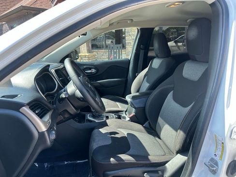 Used 2016 Jeep Cherokee Sport FWD image 12