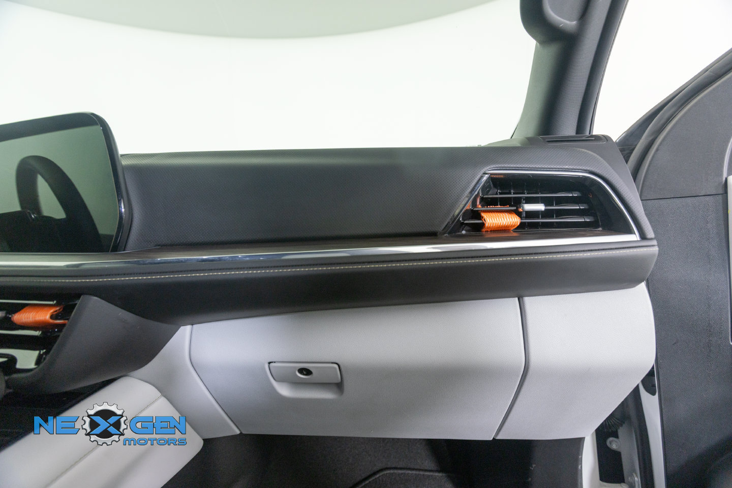 Used 2025 Chevrolet Suburban Premier AWD/4WD image 9