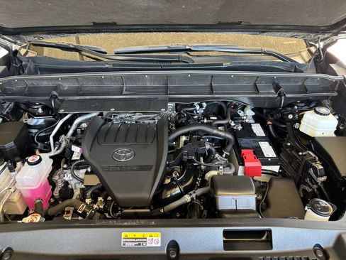 Used 2025 Toyota Highlander LE FWD image 34